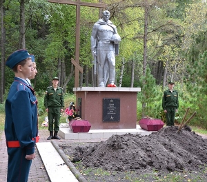 Захоронение бойцов Красной Армии, найденных Почепскими поисковыми отрядами "Поиск-ПОЧЕП" и "Вятичи"